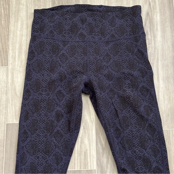 • [Athleta] Ultimate 7/8 Tight • - Picture 3 of 11